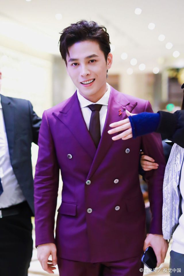 "和亲王"洪尧否认与吴谨言恋情 出席活动保镖环绕显人气